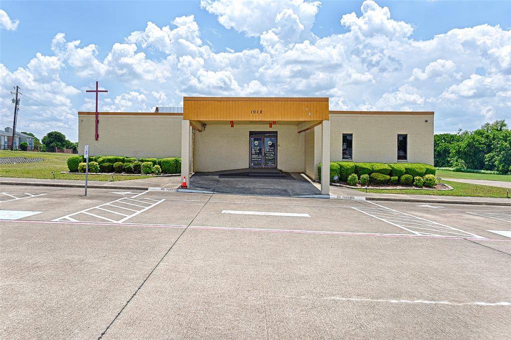 1012 E Wintergreen Road, Desoto, TX 75115