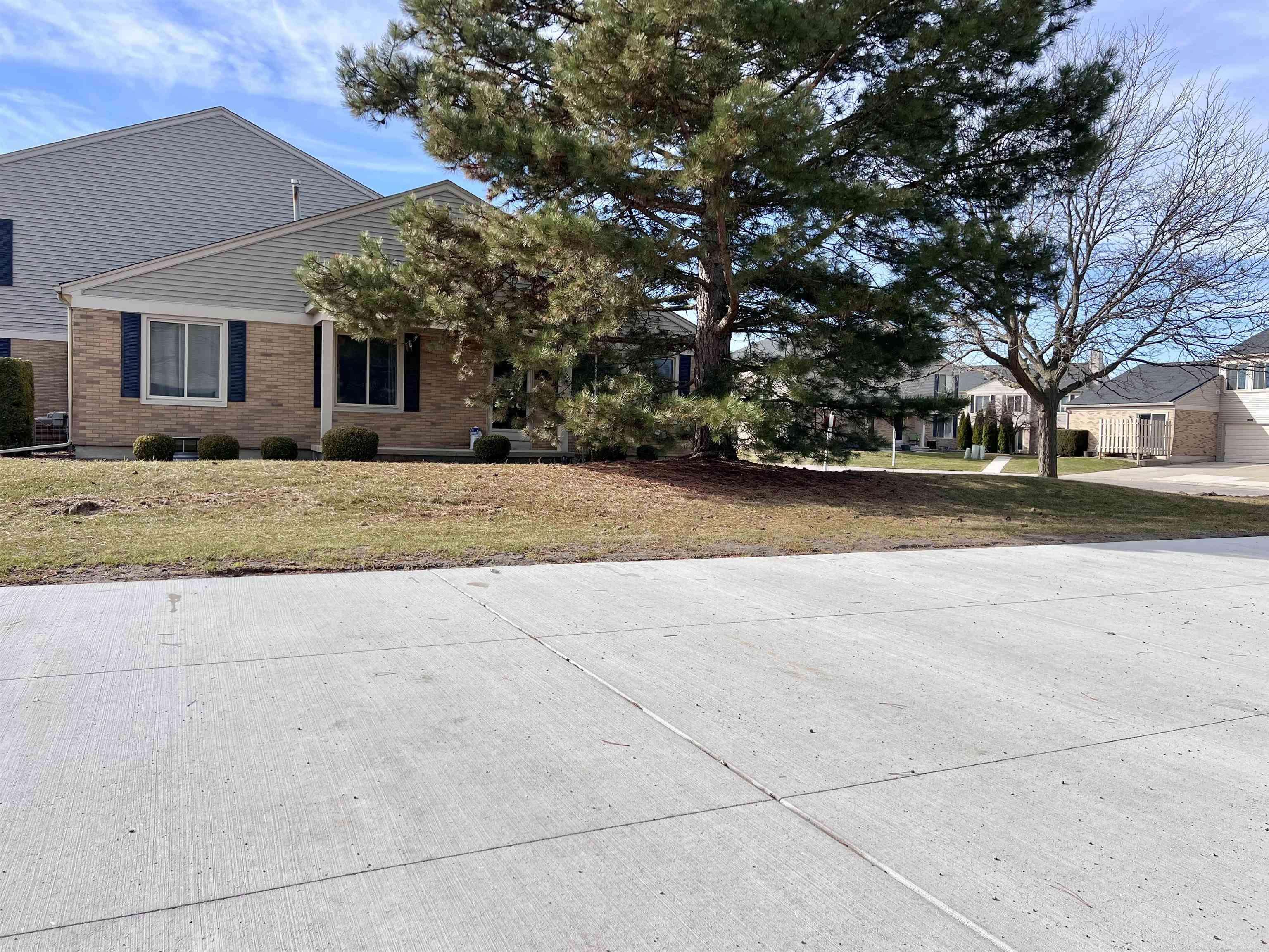 44666 Connecticut CT, Clinton Twp, MI 48038