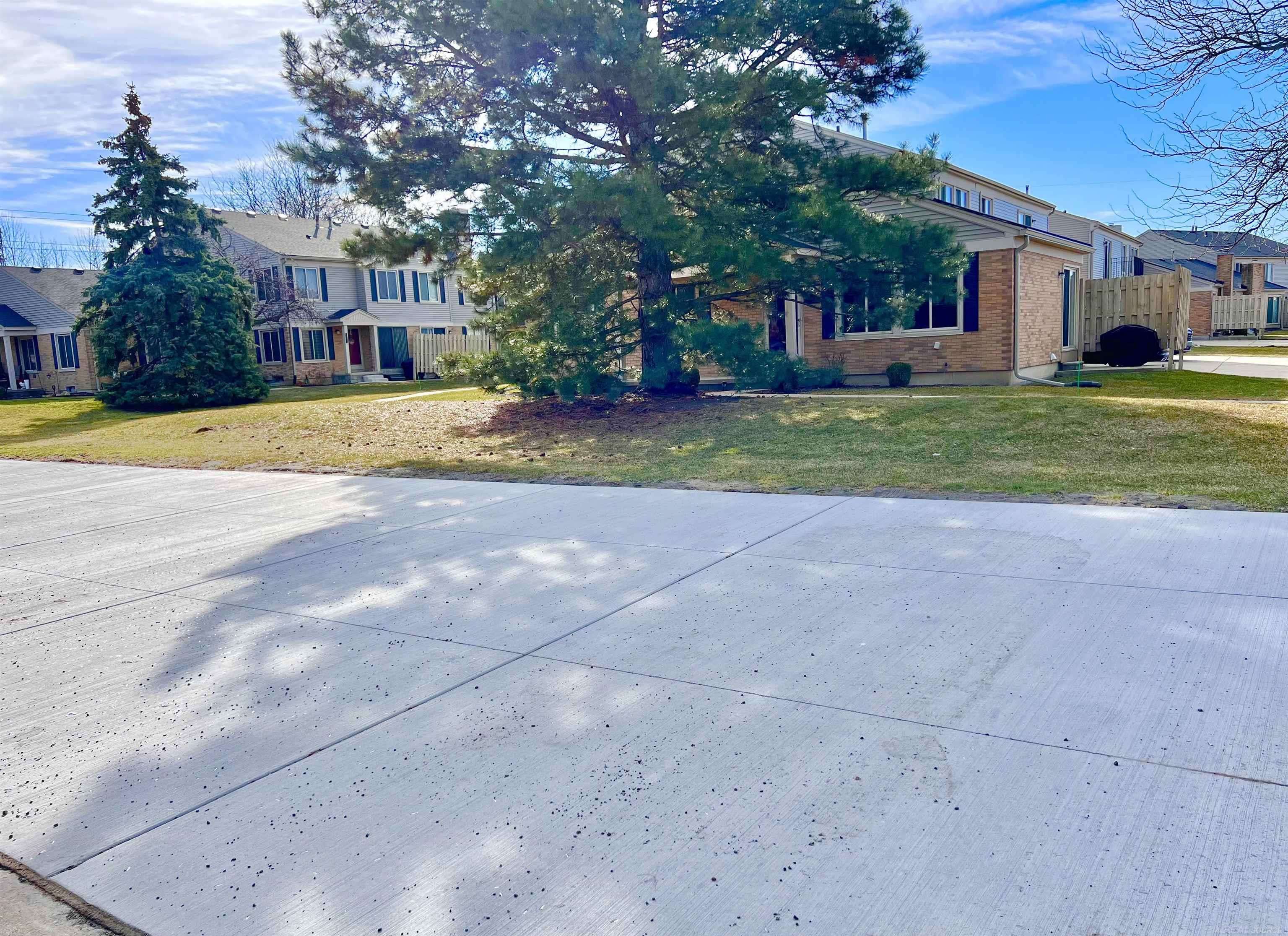 44666 Connecticut CT, Clinton Twp, MI 48038