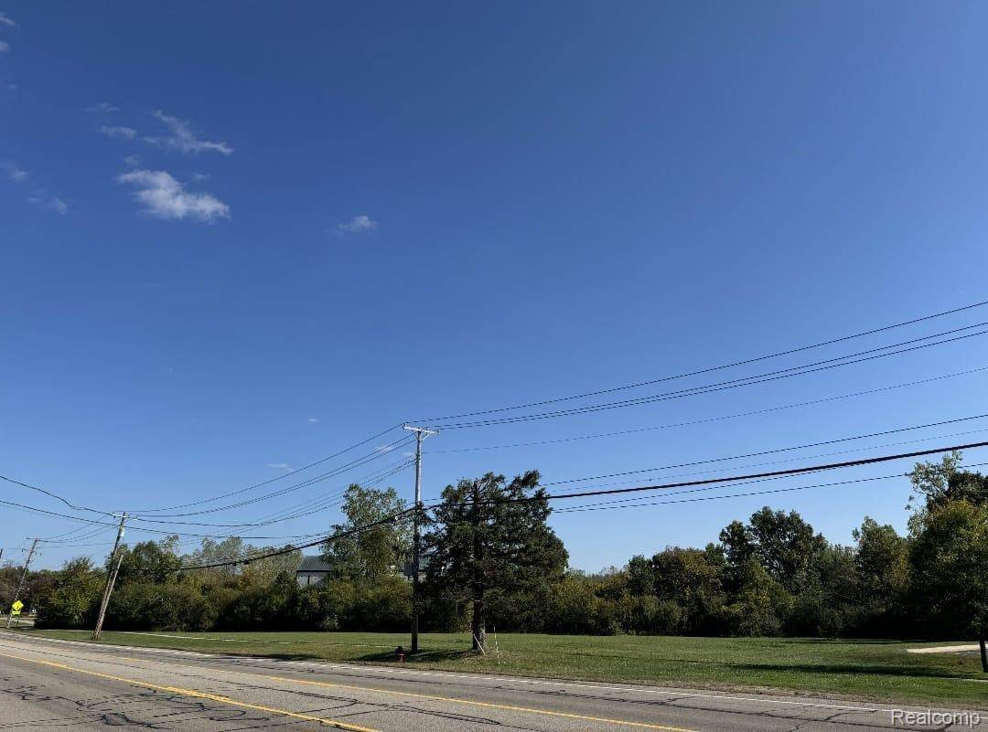 92 E Wattles RD, Troy, MI 48085