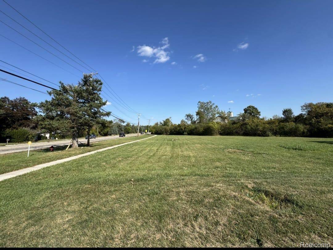 92 E Wattles RD, Troy, MI 48085