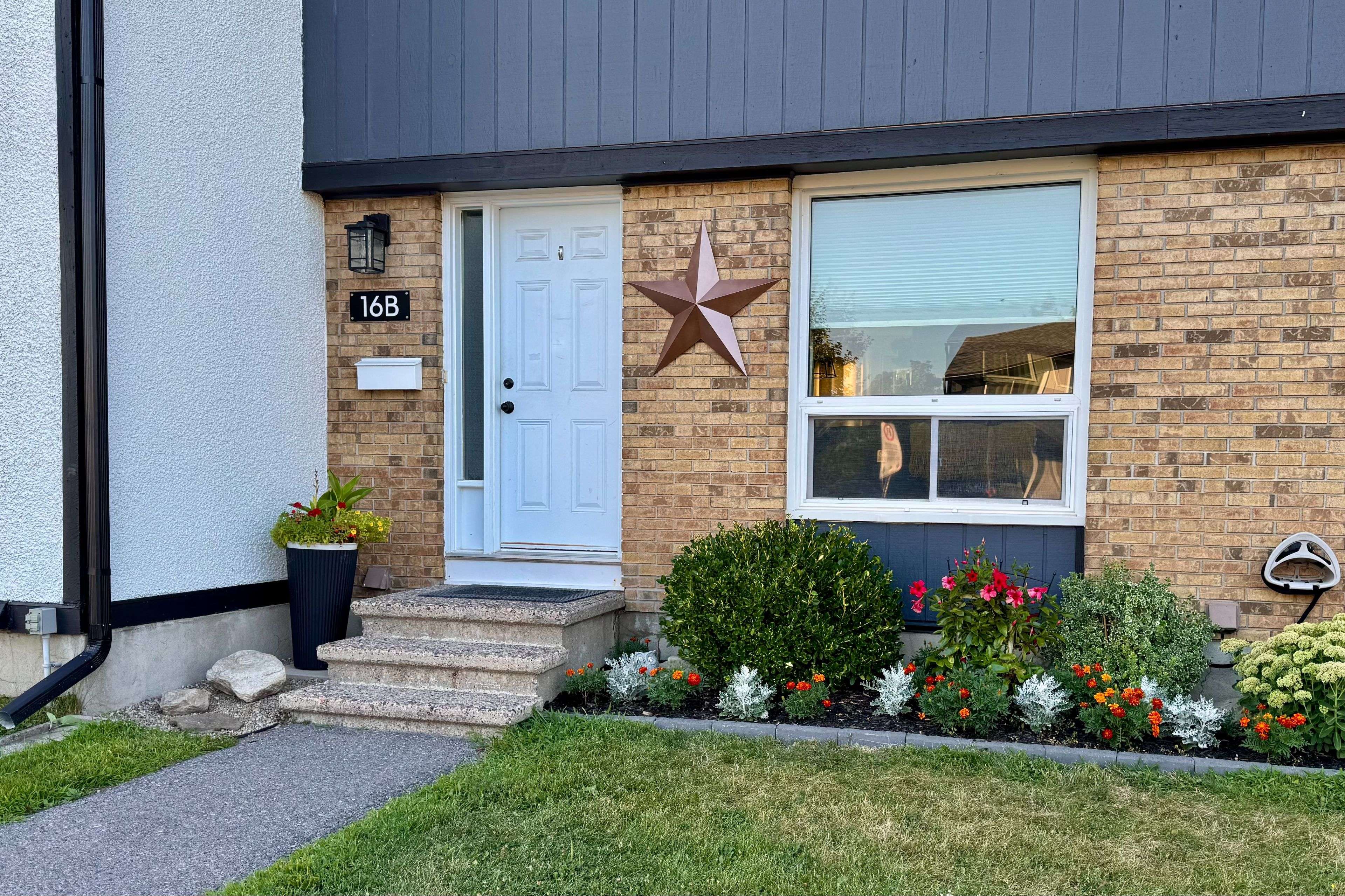 16B Spring Grove LN, Barrhaven, ON K2J 2C6