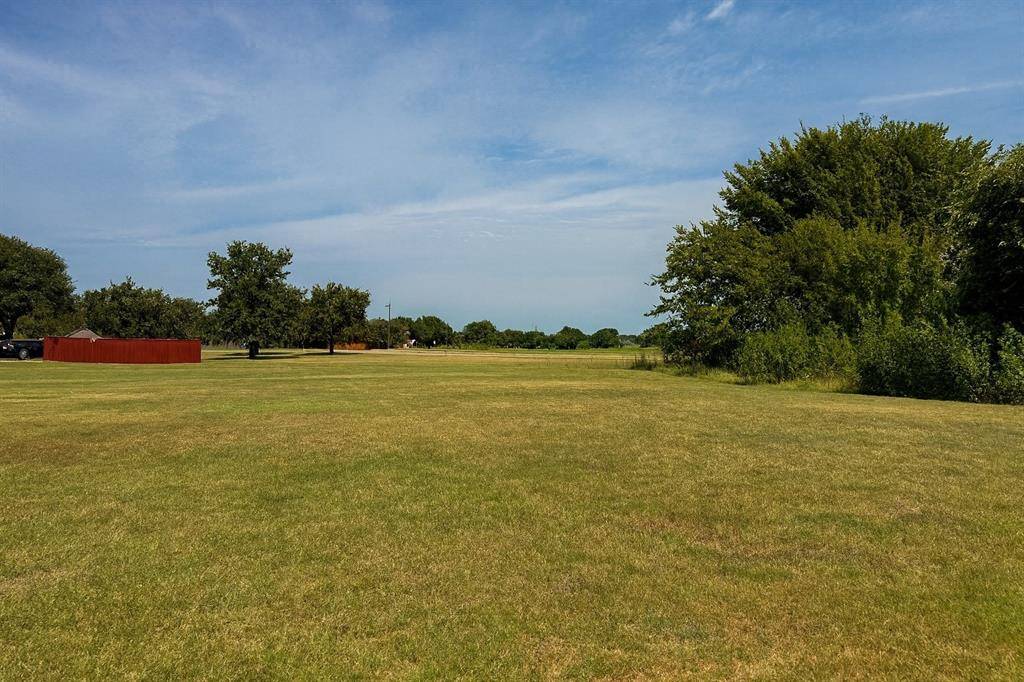 392 Clubhouse Drive, Joshua, TX 76058