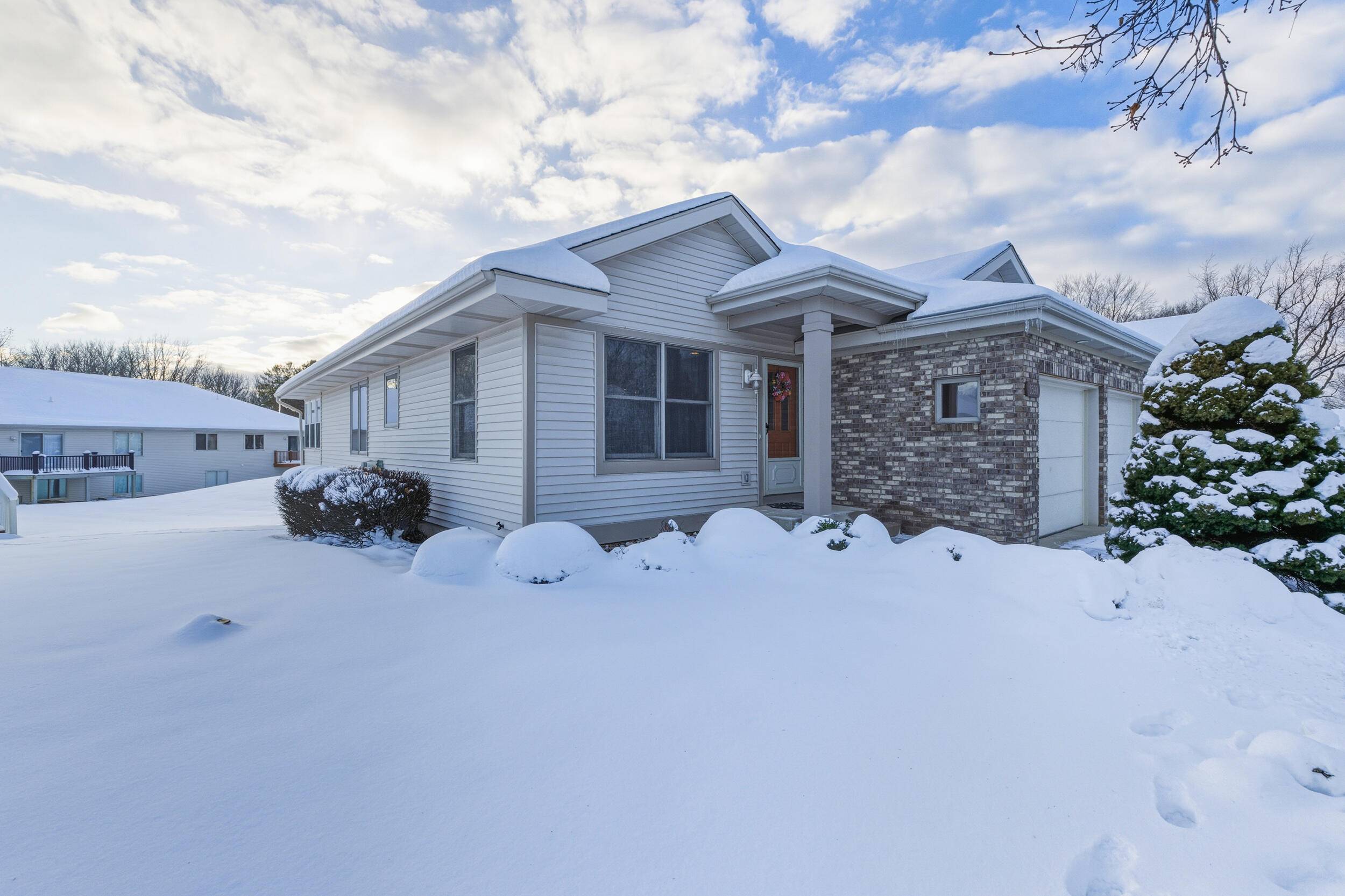 3590 Brook Point DR, Manlius Twp, MI 49419