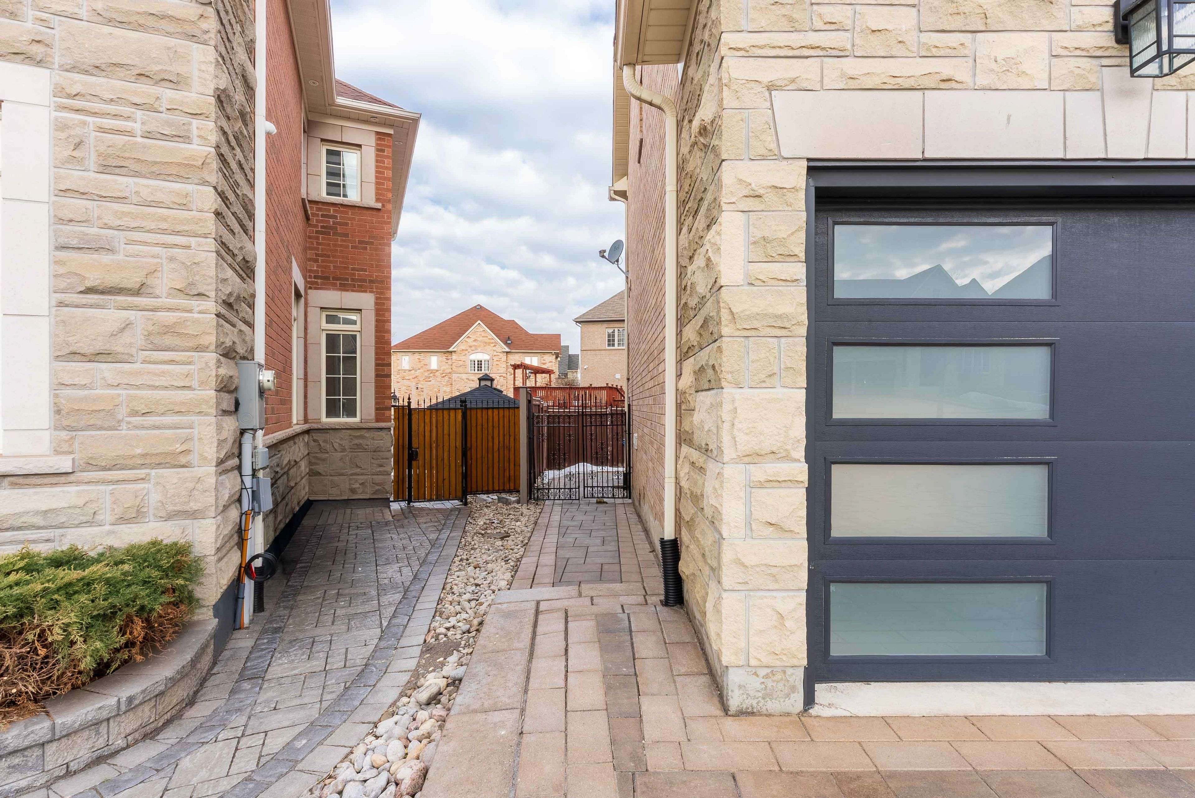 144 Bloomsbury AVE, Brampton, ON L6P 2X2