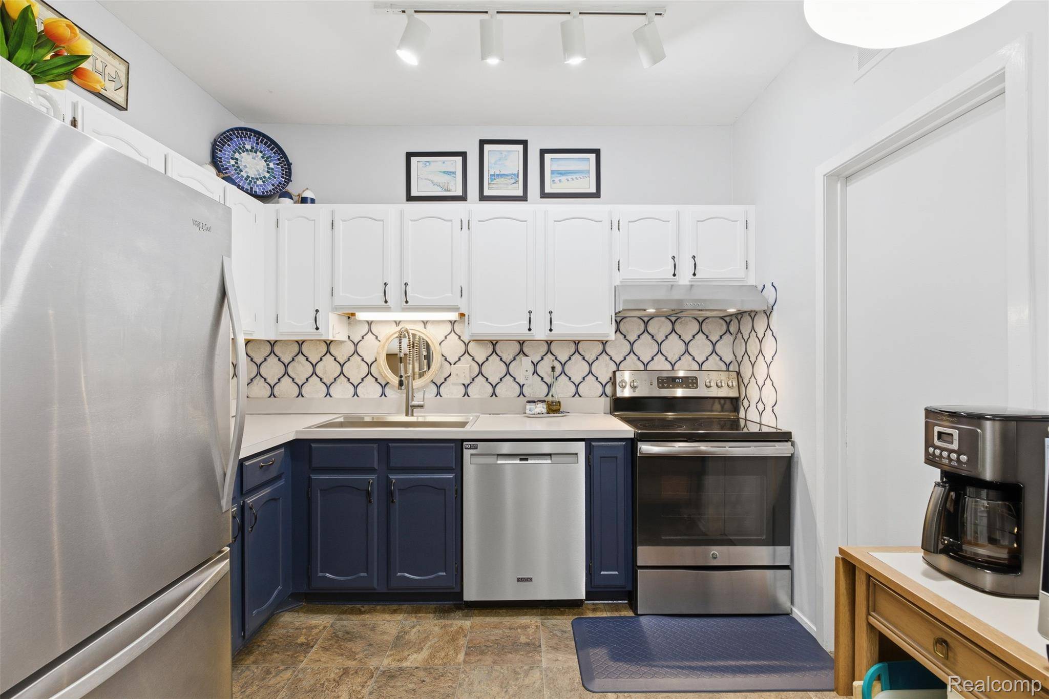 29325 Laurel DR, Farmington Hills, MI 48331