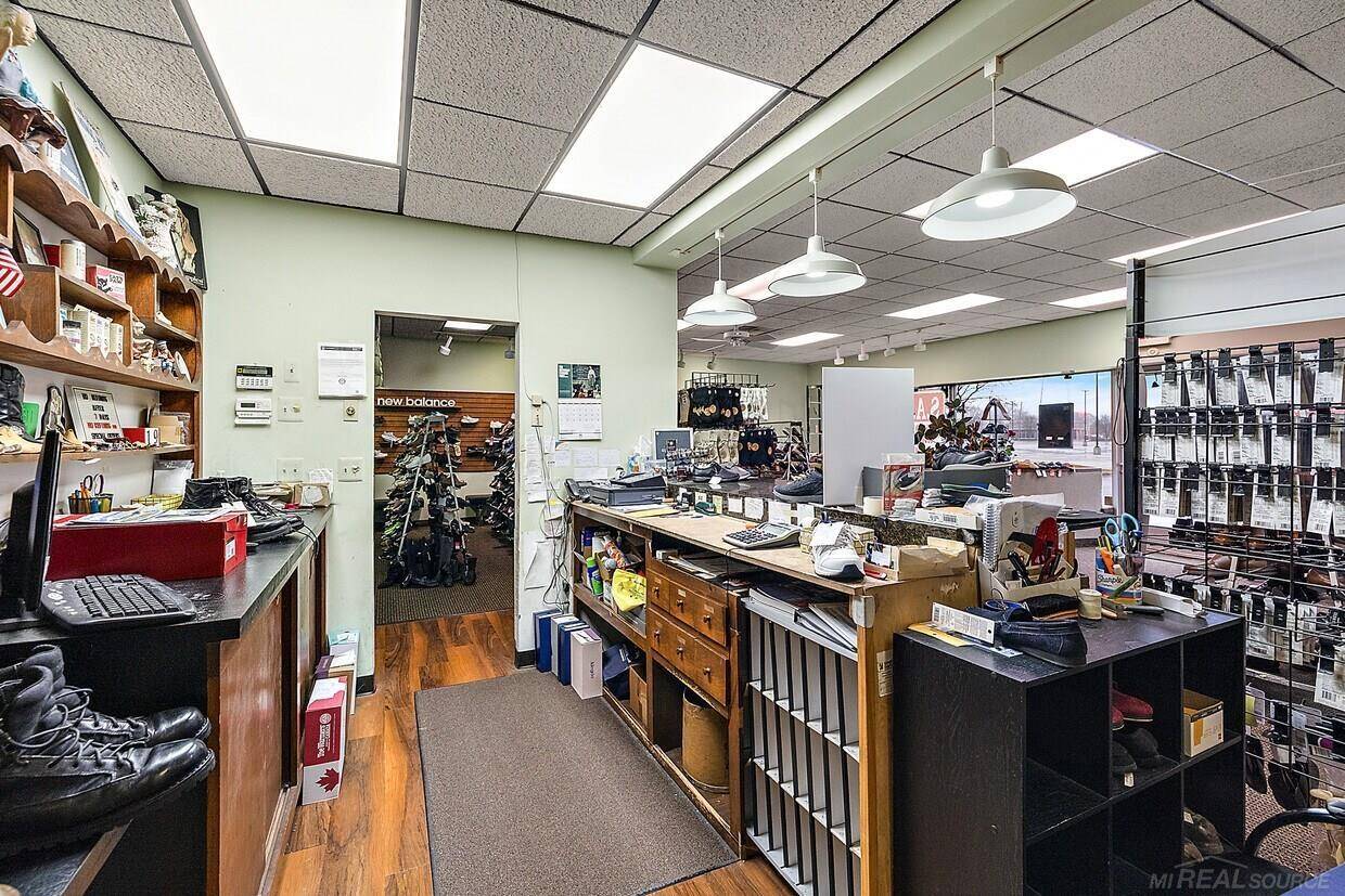 23515 Nine Mack DR, St Clair Shores, MI 48080