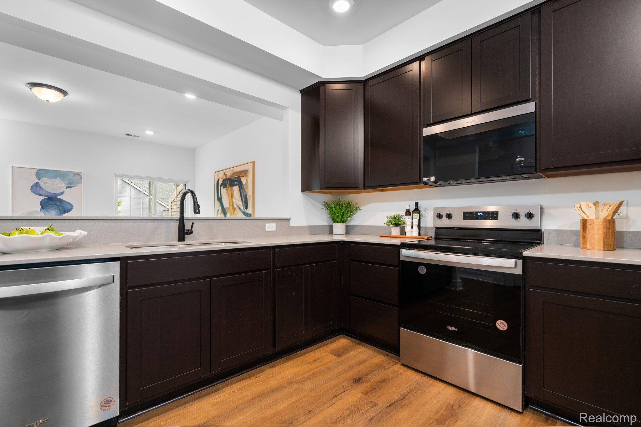 518 Village LN, Milford Village, MI 48381