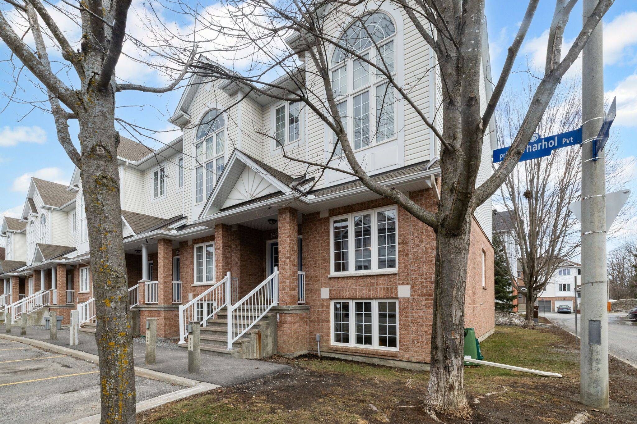 147 Wharhol Private, Bells Corners And South To Fallowfield, ON K2H 1G5