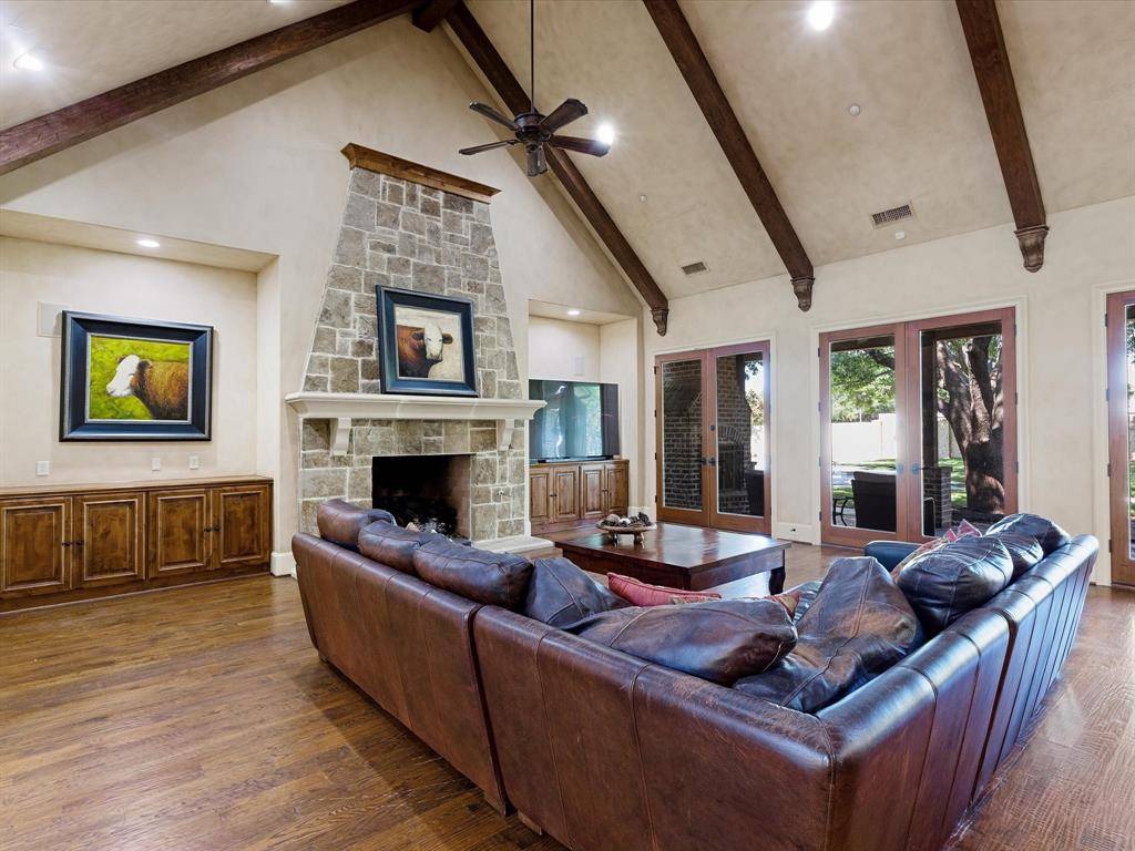 2965 S Sunbeck Circle, Farmers Branch, TX 75234