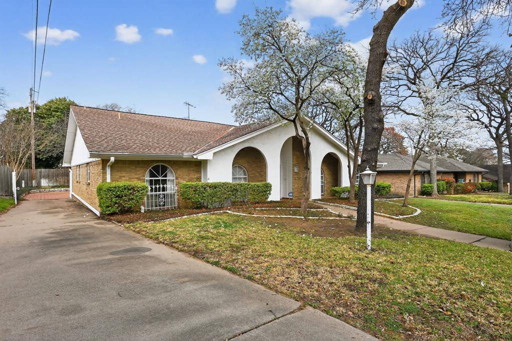 704 Castlewood Lane, Arlington, TX 76012