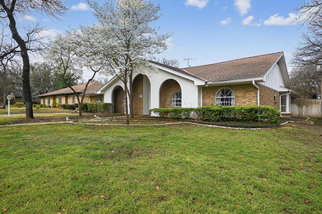 704 Castlewood Lane, Arlington, TX 76012