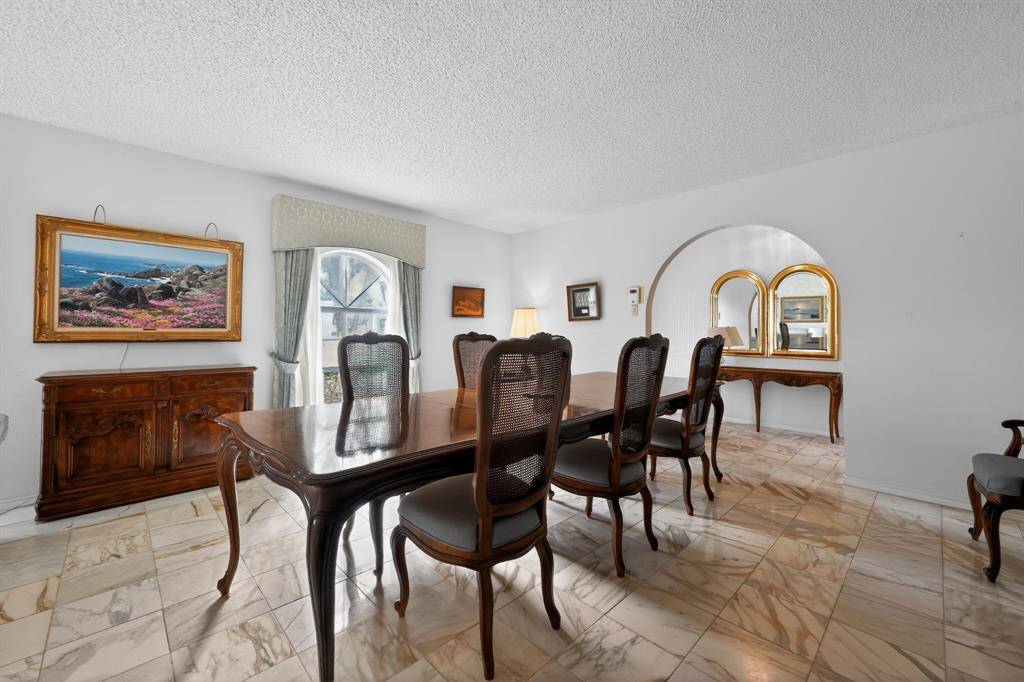 704 Castlewood Lane, Arlington, TX 76012