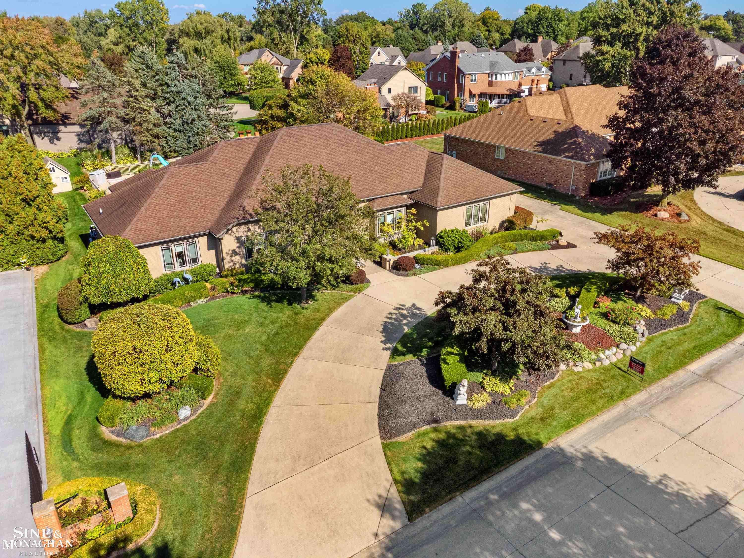 37444 Alpinia LN, Clinton Twp, MI 48036