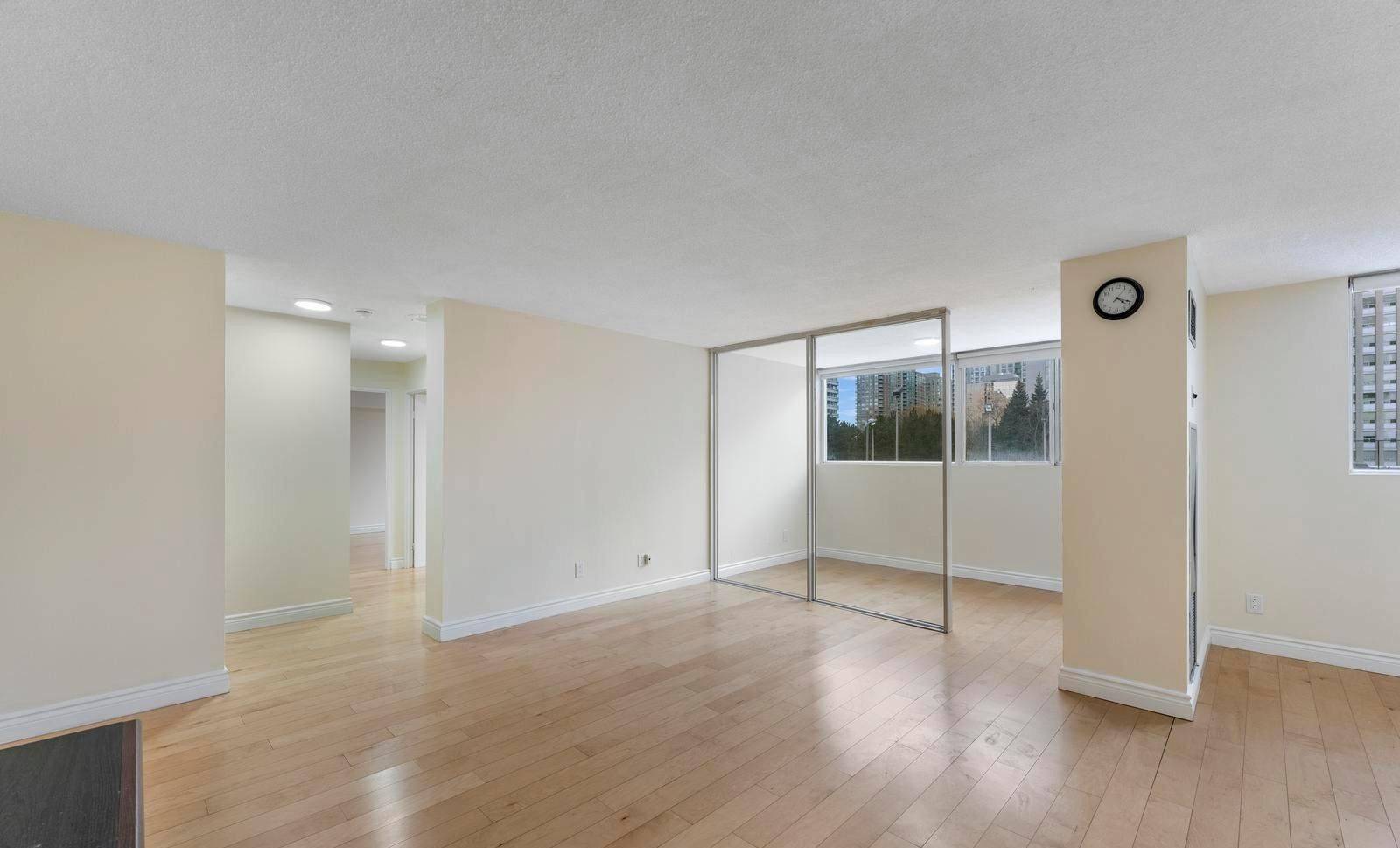 3700 Kaneff CRES #202, Mississauga, ON L5A 4B8