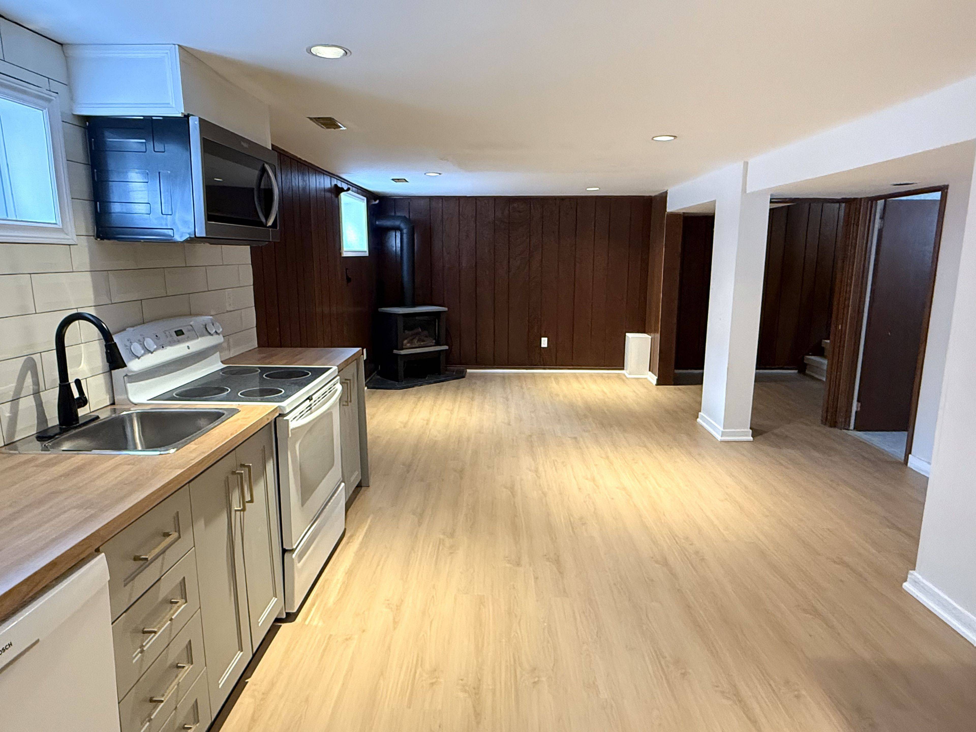 21 Welbourn DR #lower, Hamilton, ON L9A 3N1