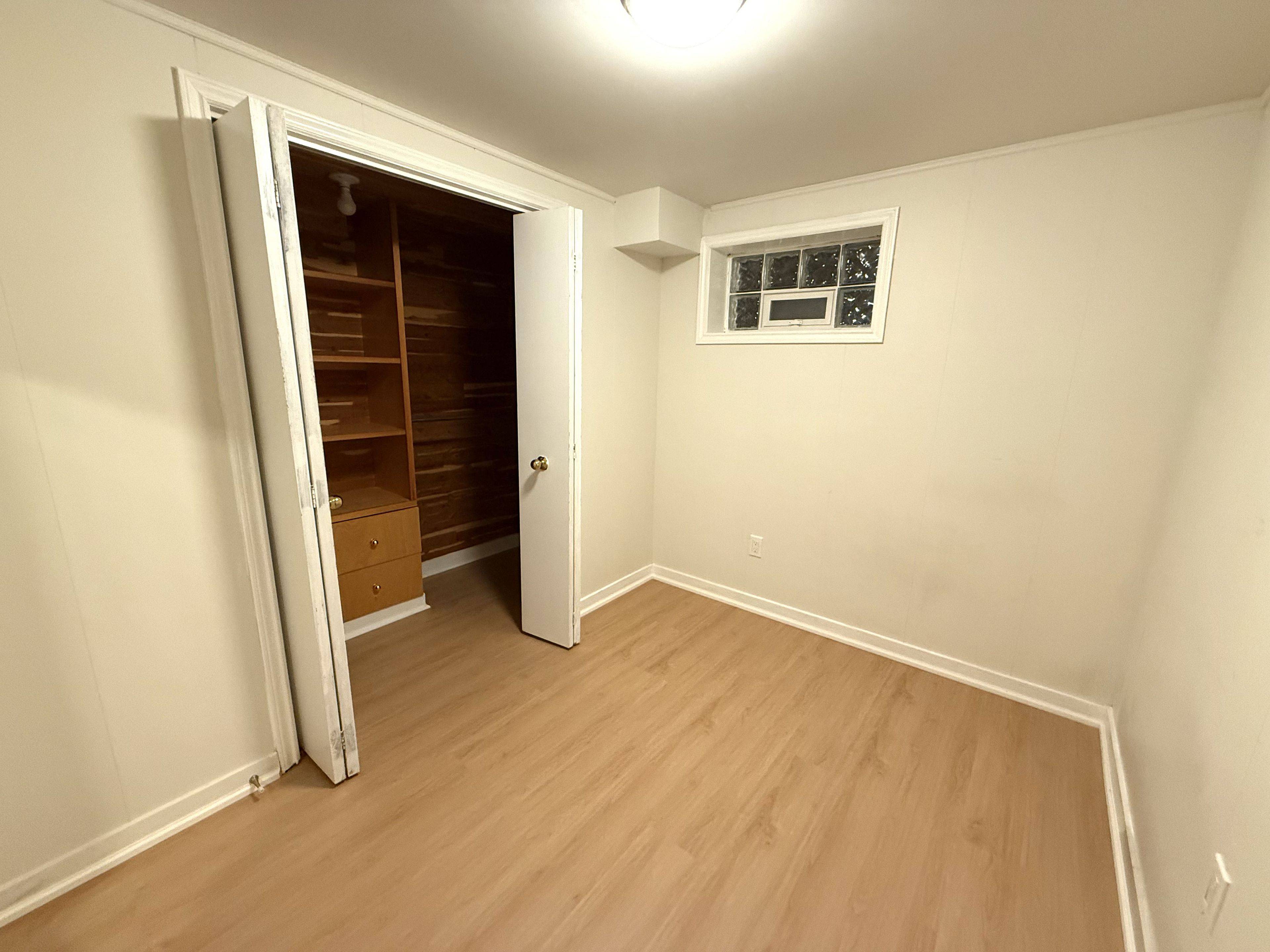 21 Welbourn DR #lower, Hamilton, ON L9A 3N1