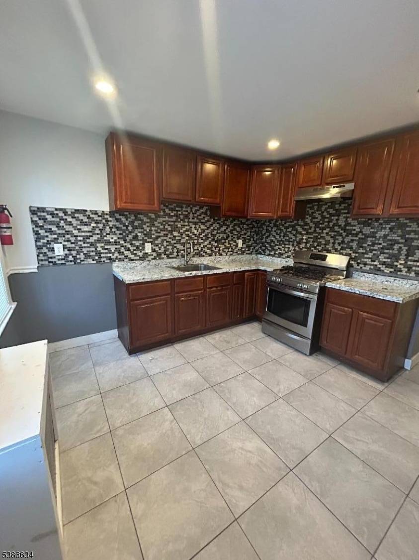 182 Seymour Ave First FL, Newark City, NJ 07108