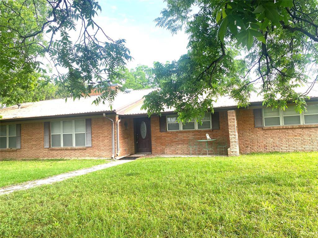 117 E Cypress Street, Cross Plains, TX 76443