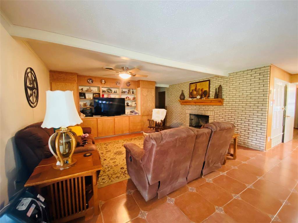 117 E Cypress Street, Cross Plains, TX 76443