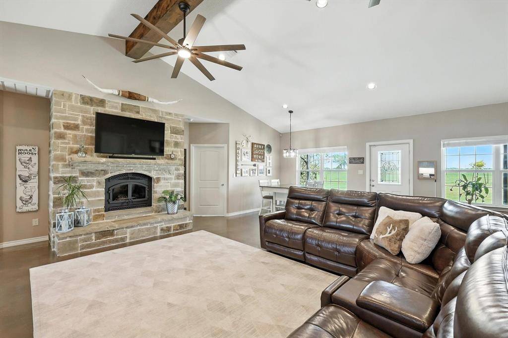 1106 Private Road 425, Whitewright, TX 75491