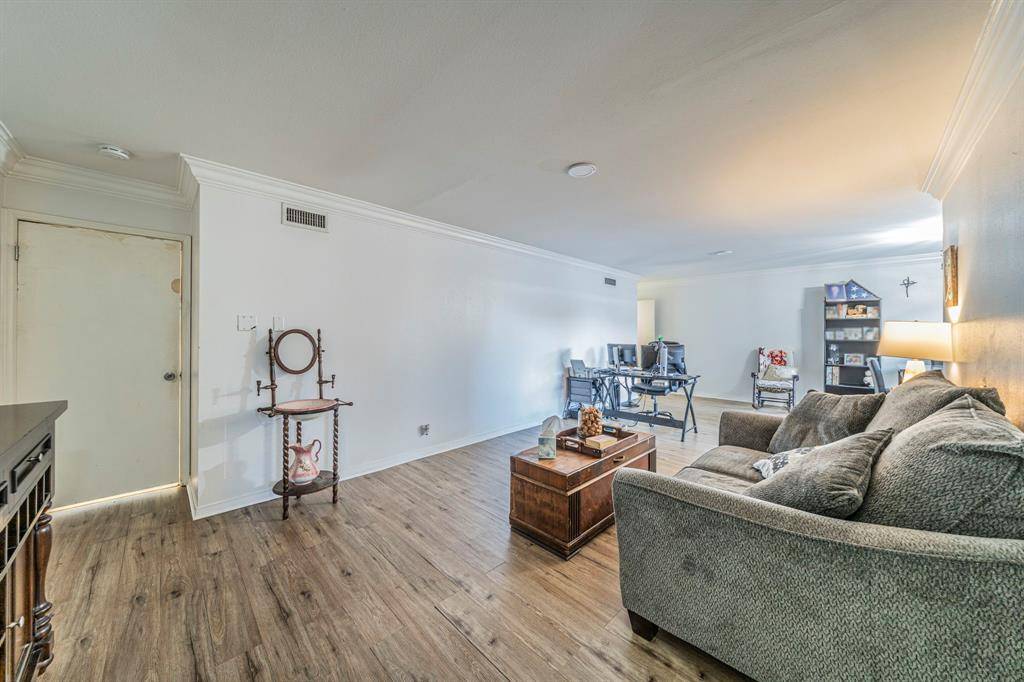 558 E Avenue J #B, Grand Prairie, TX 75050