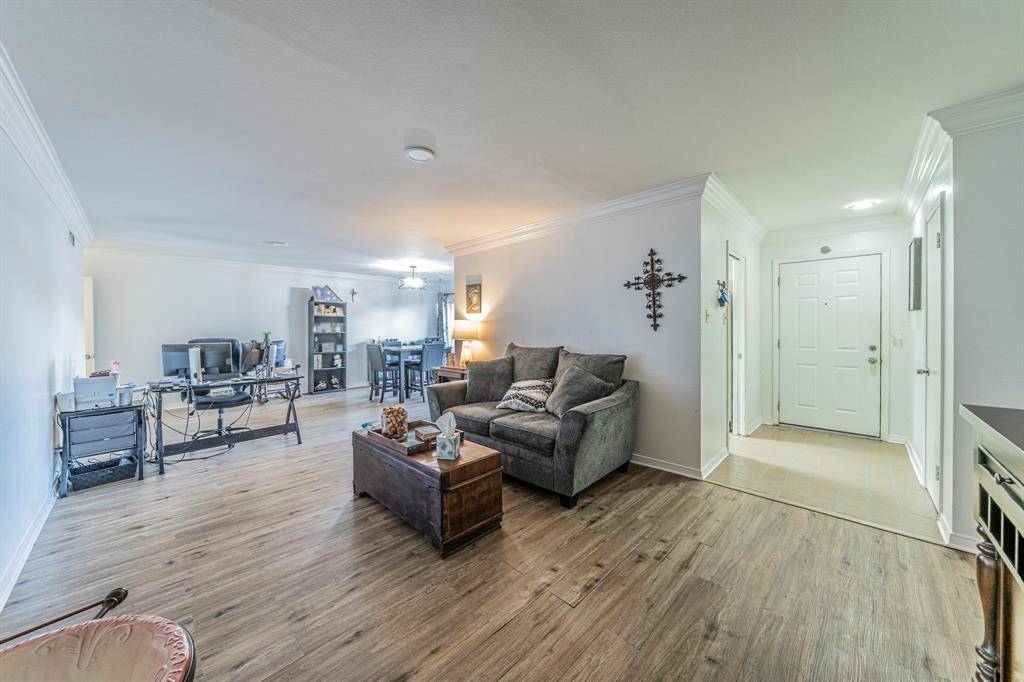 558 E Avenue J #B, Grand Prairie, TX 75050