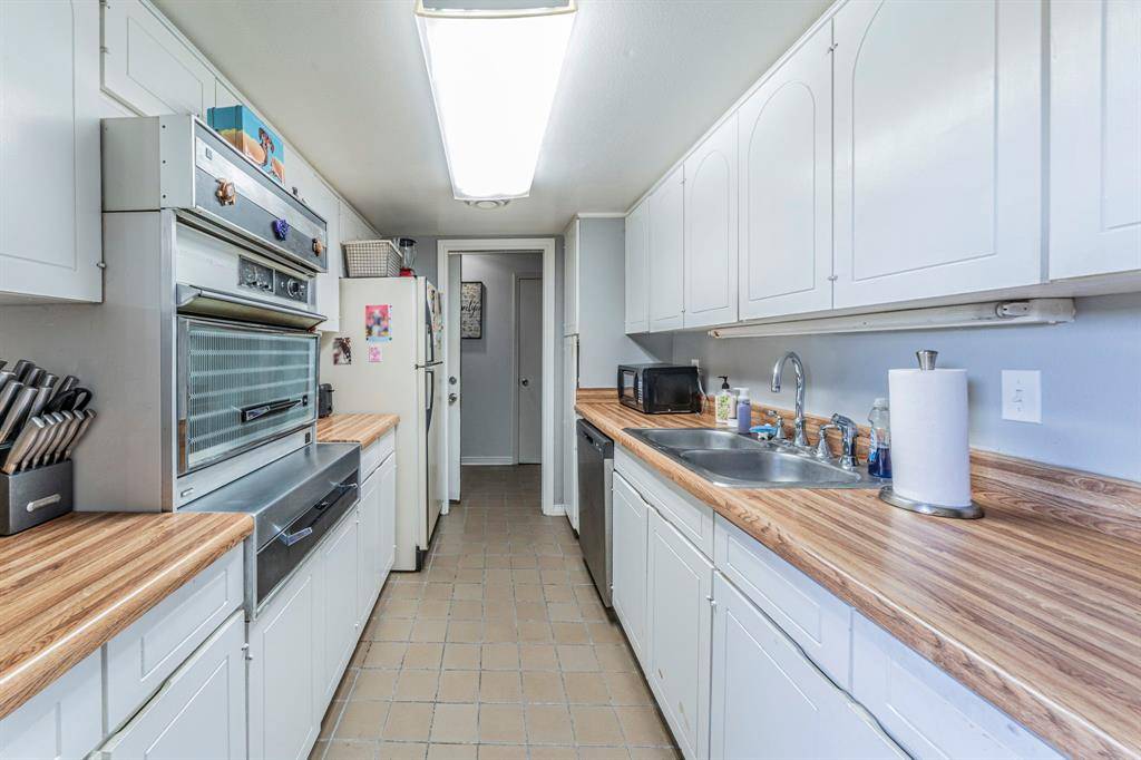 558 E Avenue J #B, Grand Prairie, TX 75050