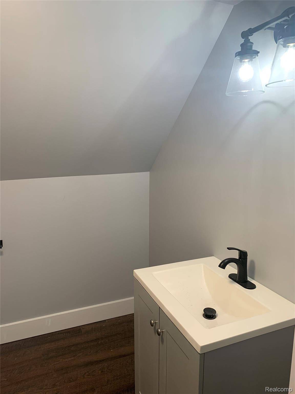 132 Pilgrim ST #Studio 3rd Floor, Highland Park, MI 48203