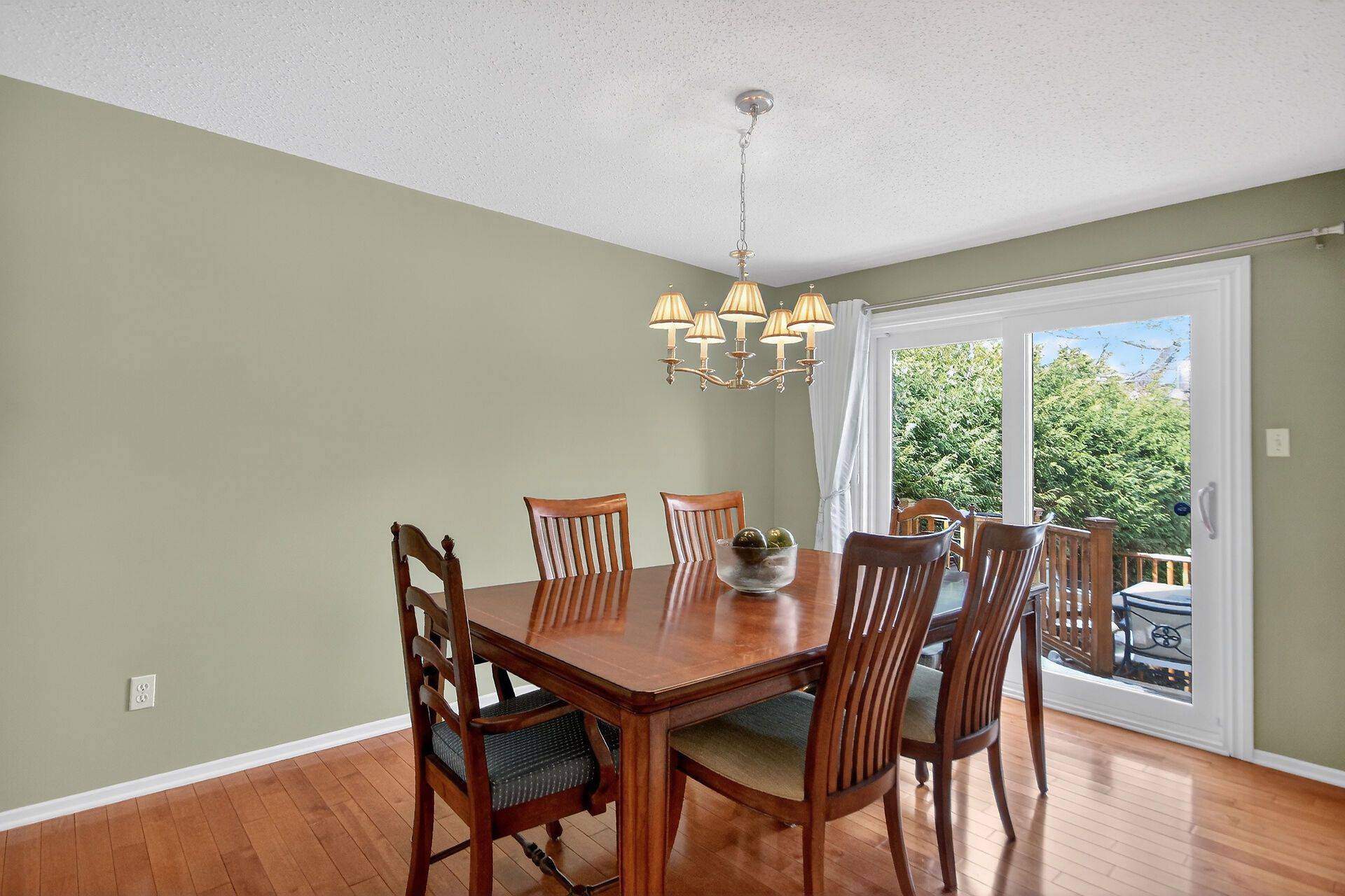 37 Gillespie CRES N, Hunt Club - Windsor Park Village And Area, ON K1V 0C1