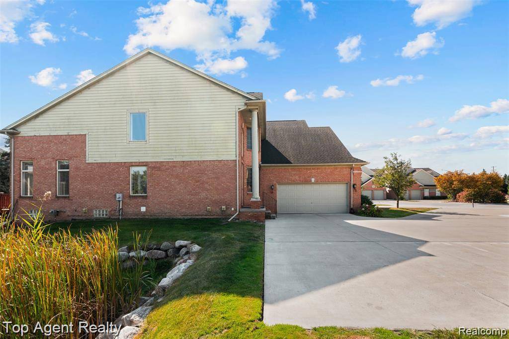 1066 Lorenzo CT, Troy, MI 48085