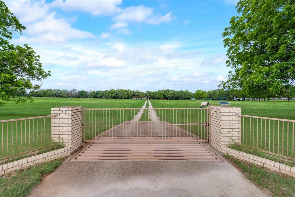 460 J E Woody Road, Springtown, TX 76082