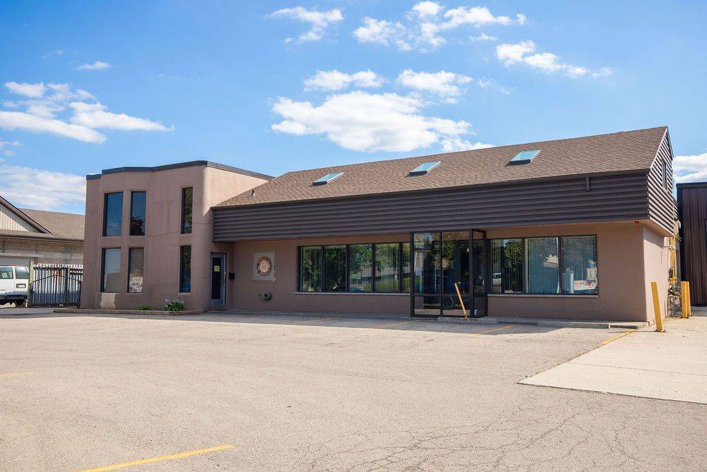 190 Hempstead DR, Hamilton, ON L8W 2E3