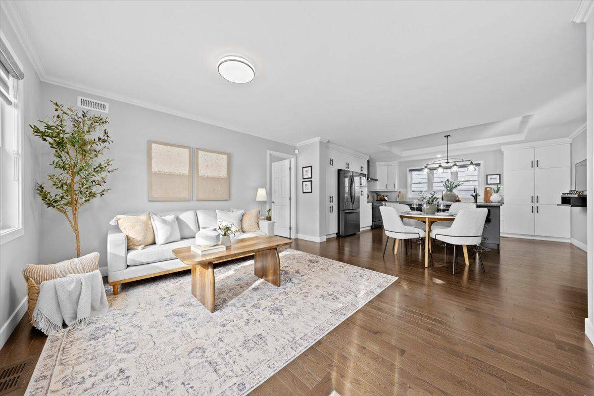 1005 Gold CRES, Britannia Heights - Queensway Terrace N And Area, ON K2B 8C4