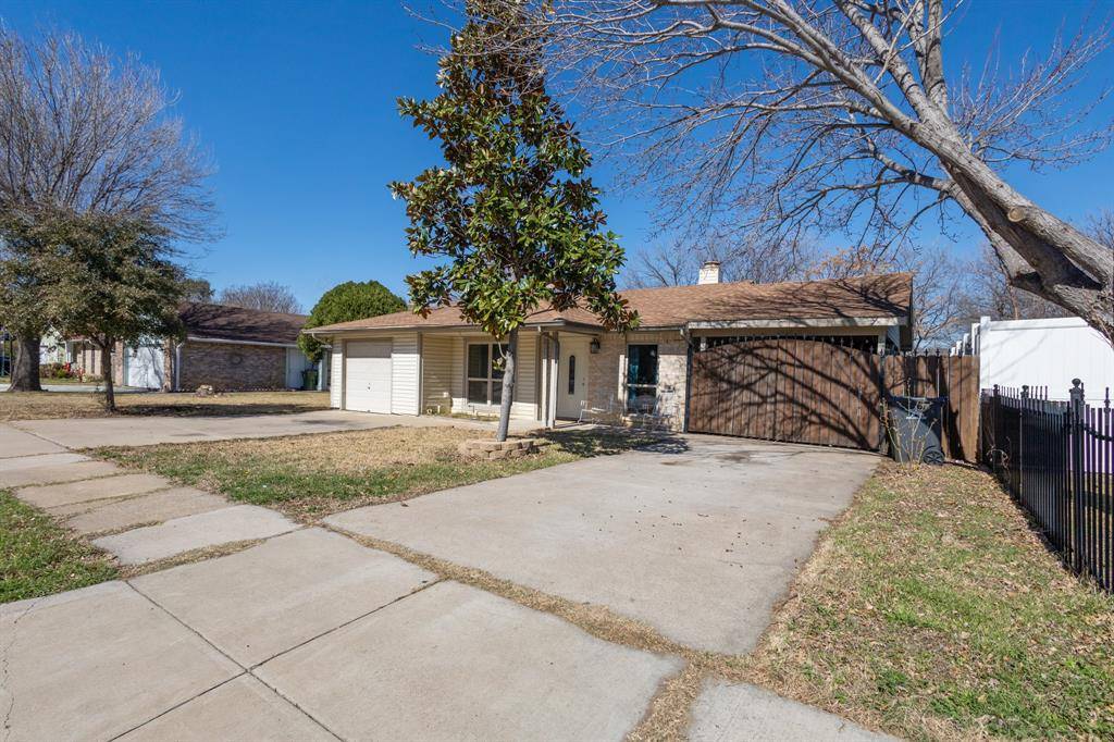 2111 Pennington Drive, Arlington, TX 76014