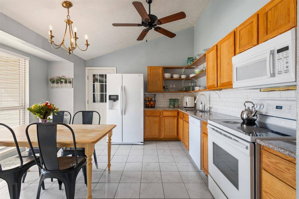 2111 Pennington Drive, Arlington, TX 76014