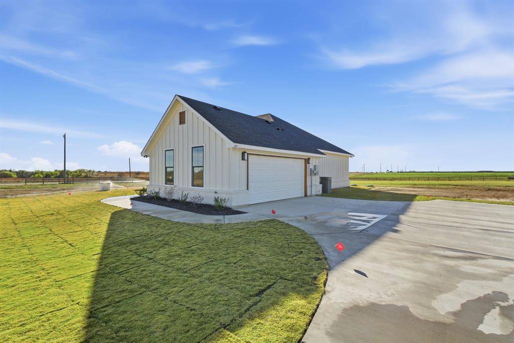 1001 Paramount Drive, Cresson, TX 76035