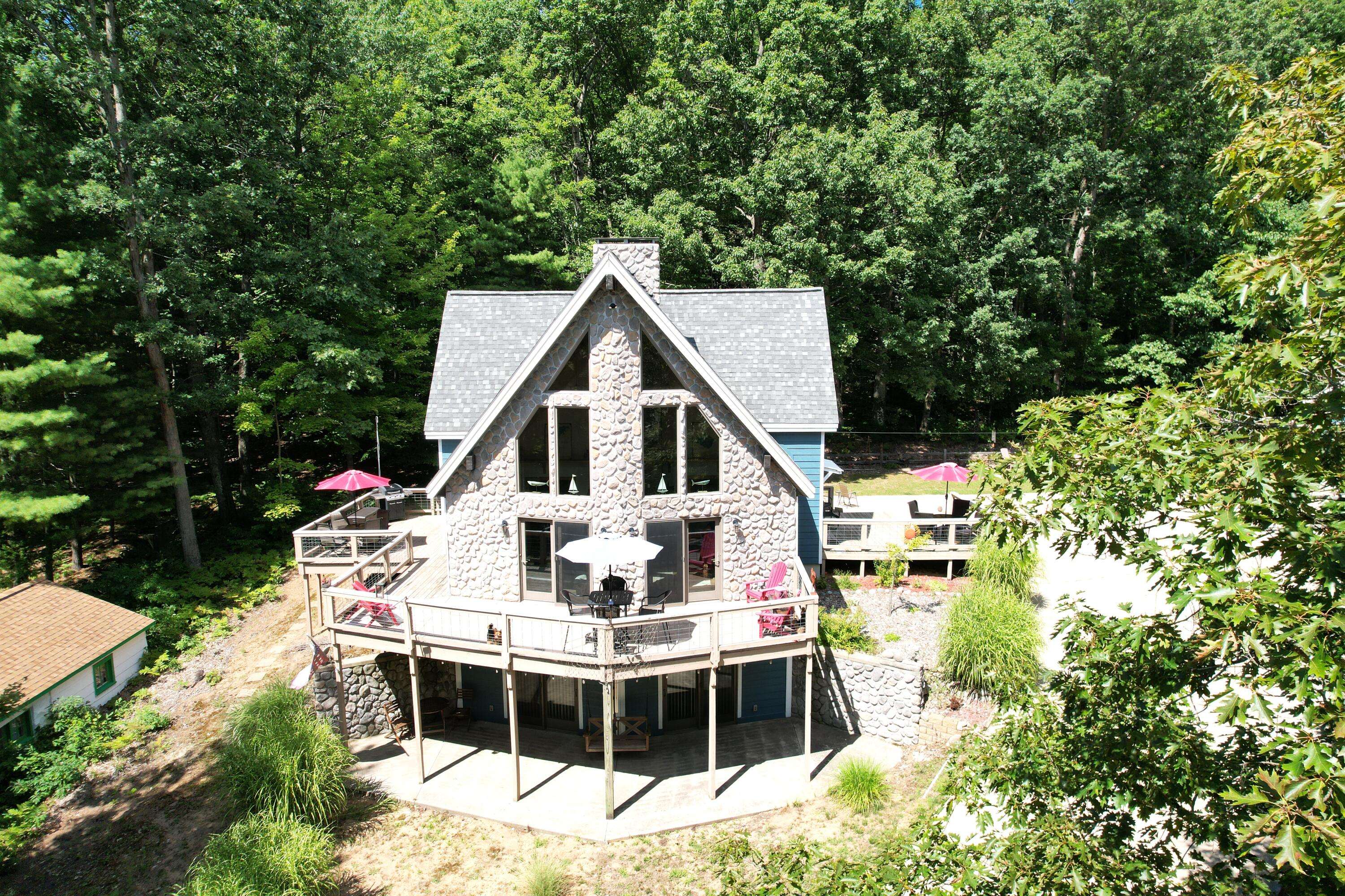 4050 E Ottawa DR, Freesoil Twp, MI 49411
