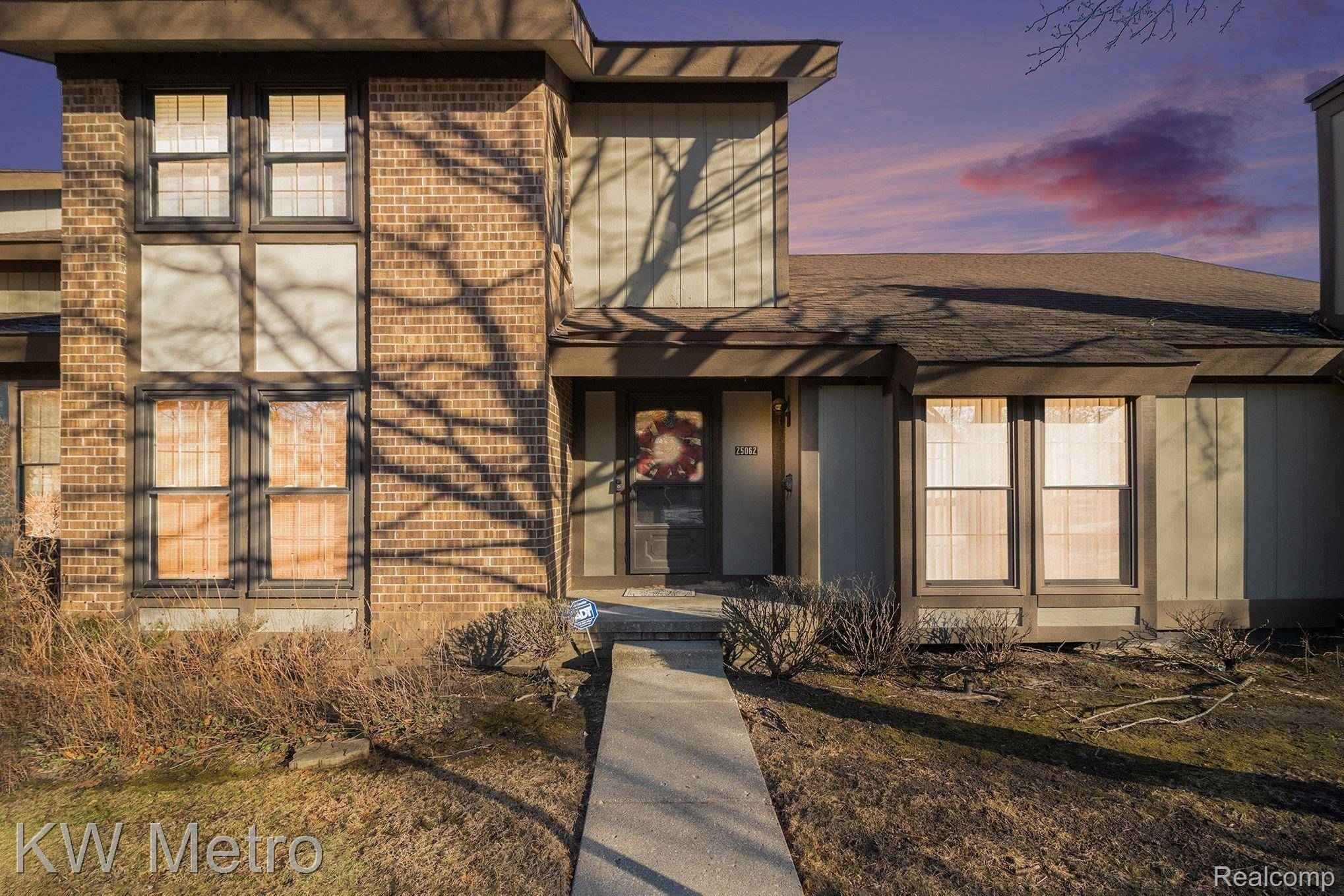25062 Oakbrooke DR, Southfield, MI 48033