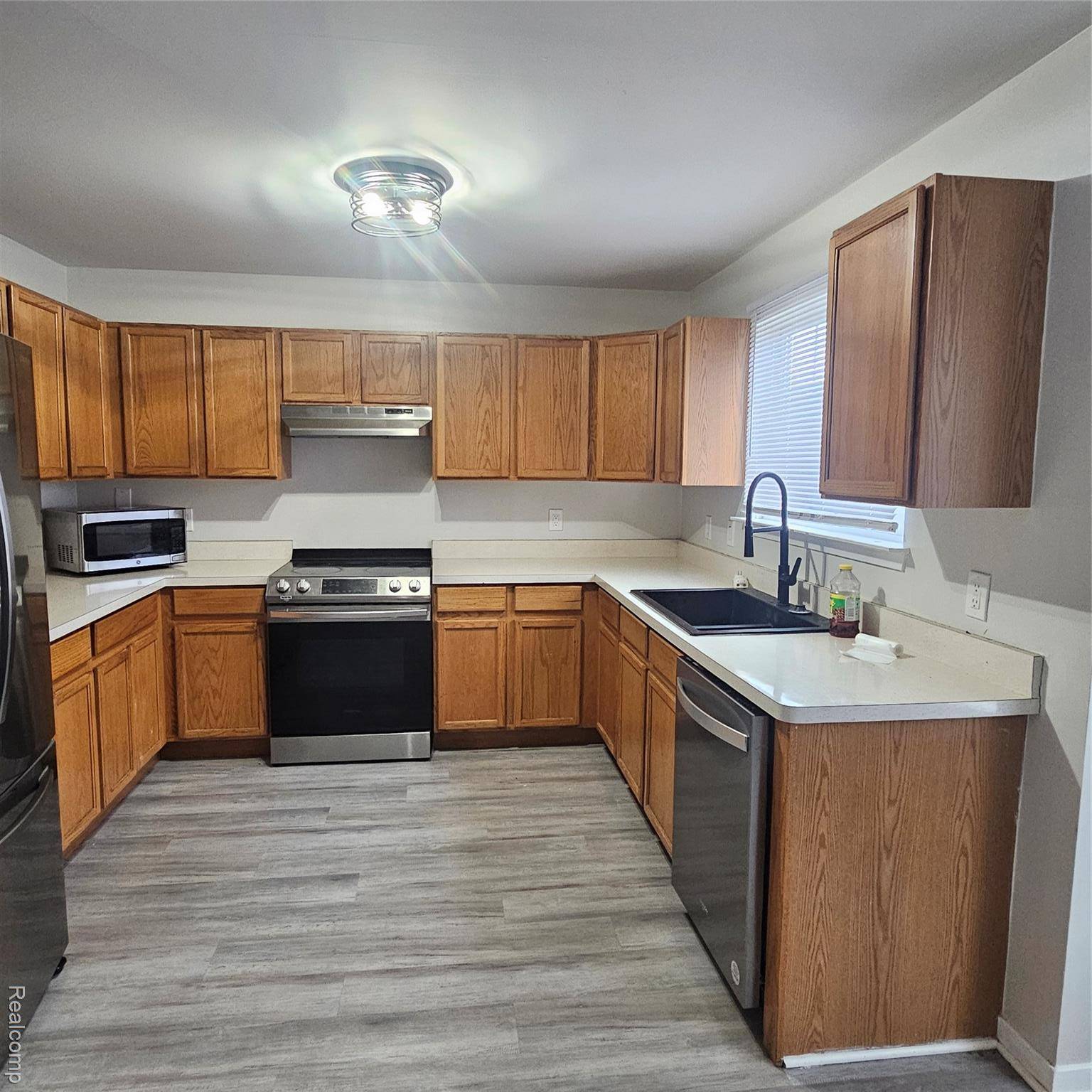 215 Oak Ridge DR, Pontiac, MI 48341