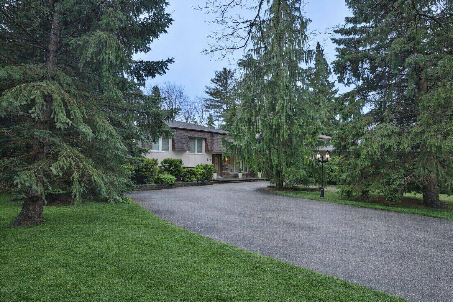 130 Tavistock SQ, Oakville, ON L6K 2V2