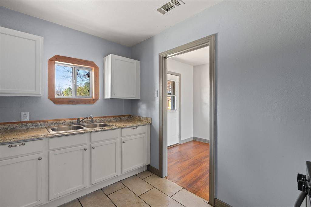 2725 Bowling Green Avenue, Dallas, TX 75216