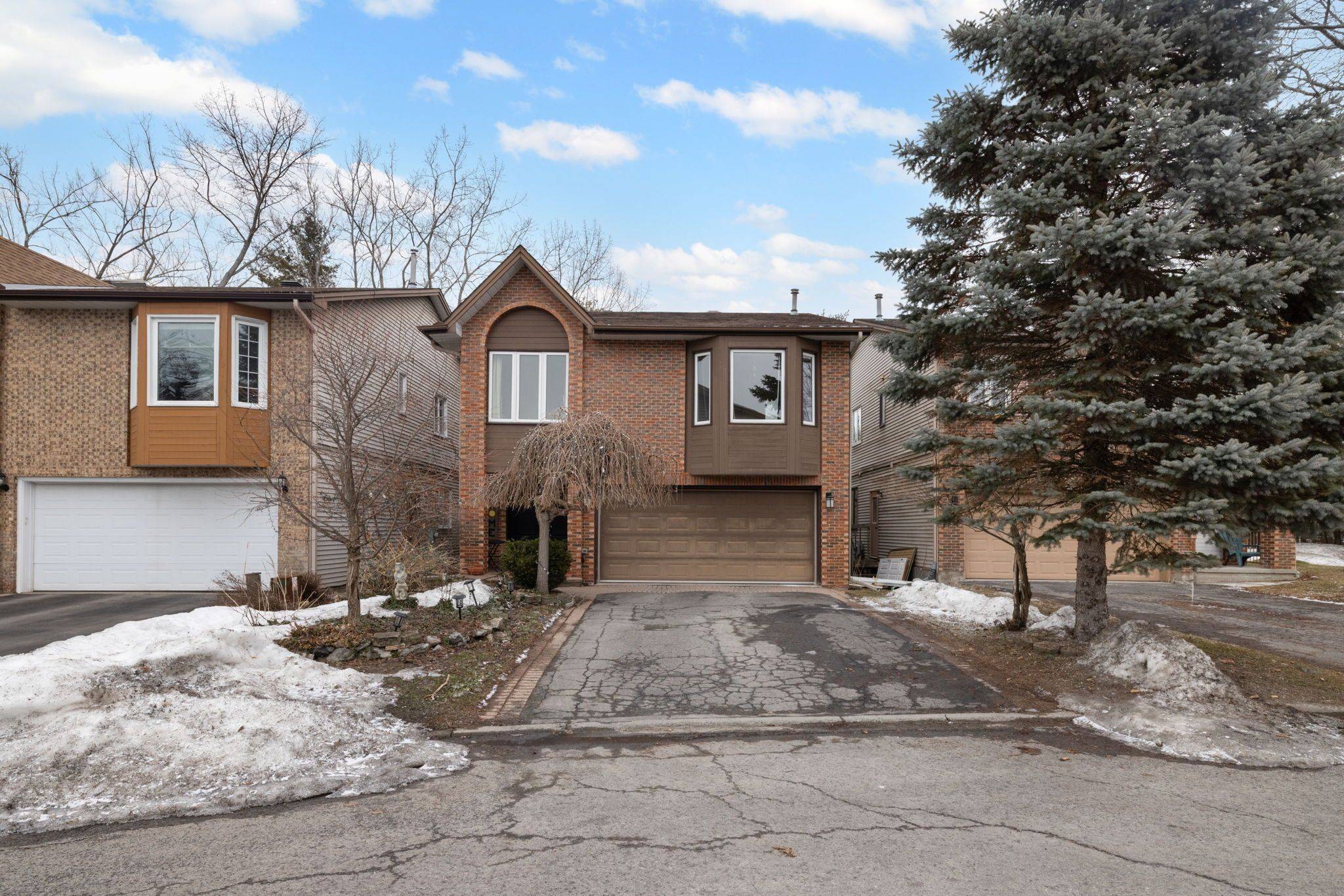 4 Hackett ST, Hunt Club - Windsor Park Village And Area, ON K1V 0P8