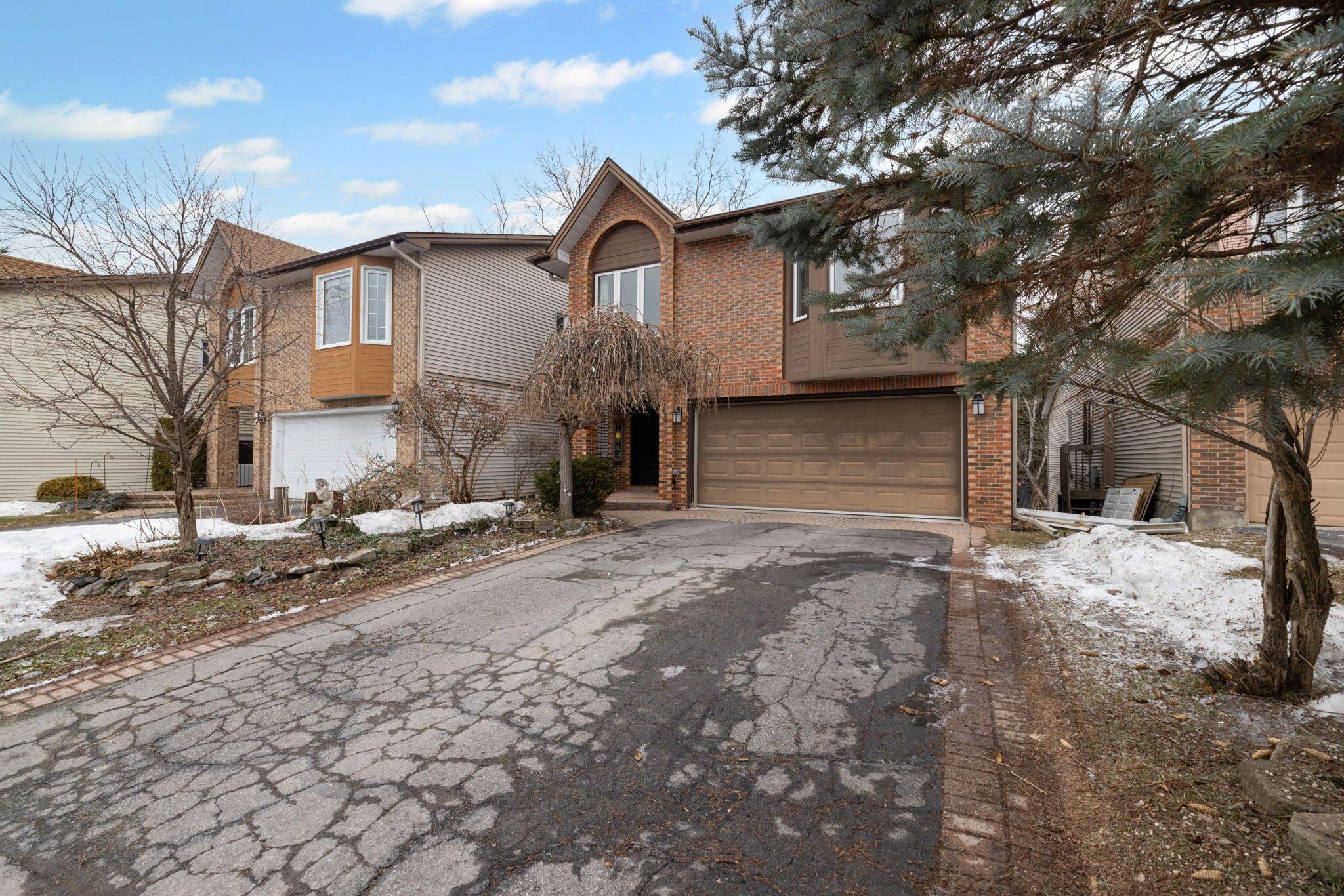 4 Hackett ST, Hunt Club - Windsor Park Village And Area, ON K1V 0P8