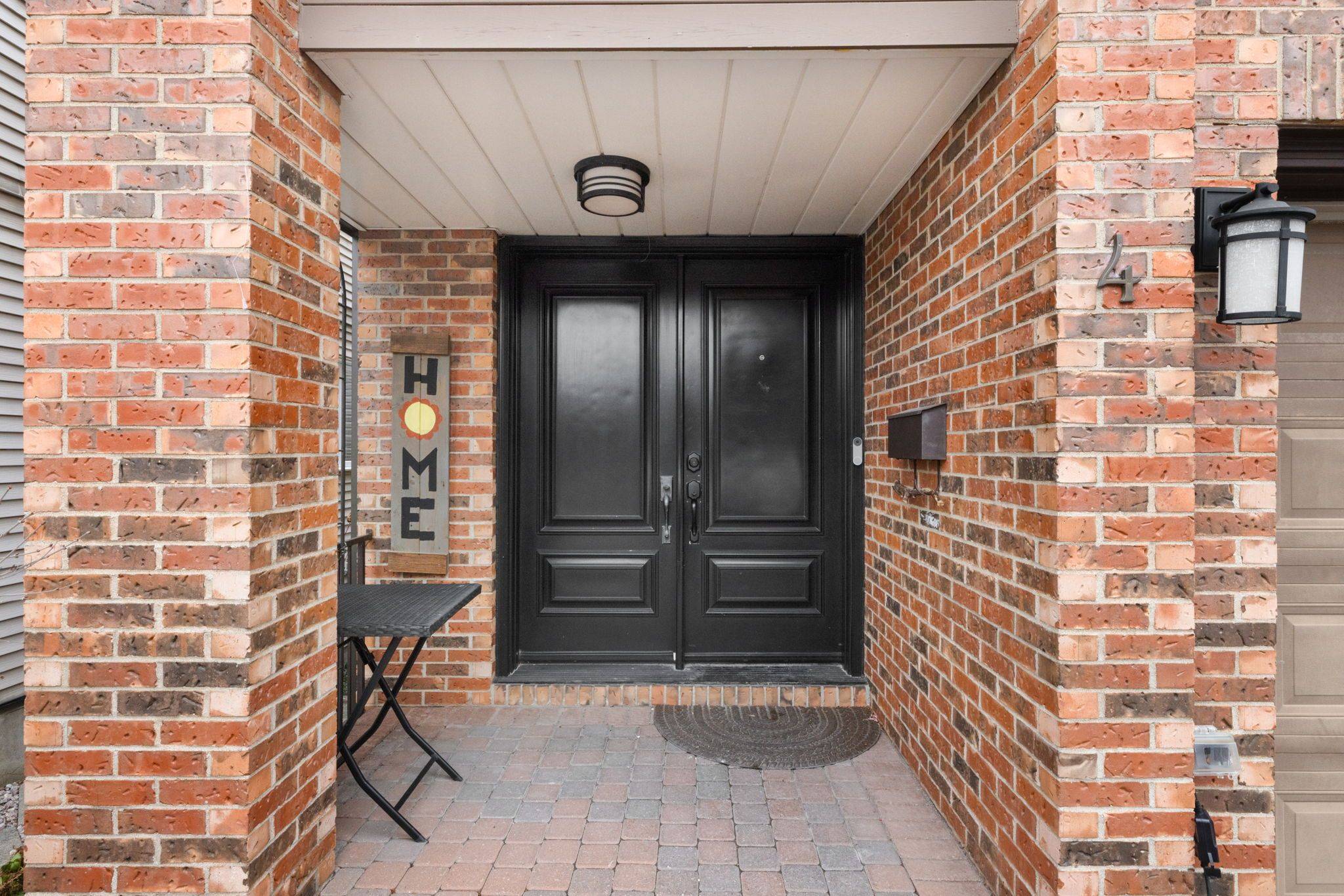 4 Hackett ST, Hunt Club - Windsor Park Village And Area, ON K1V 0P8