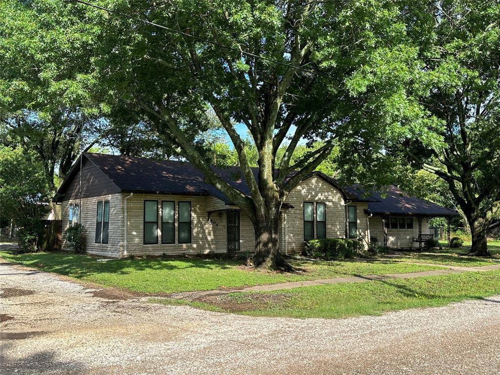 604 Harrel Avenue, Bynum, TX 76631