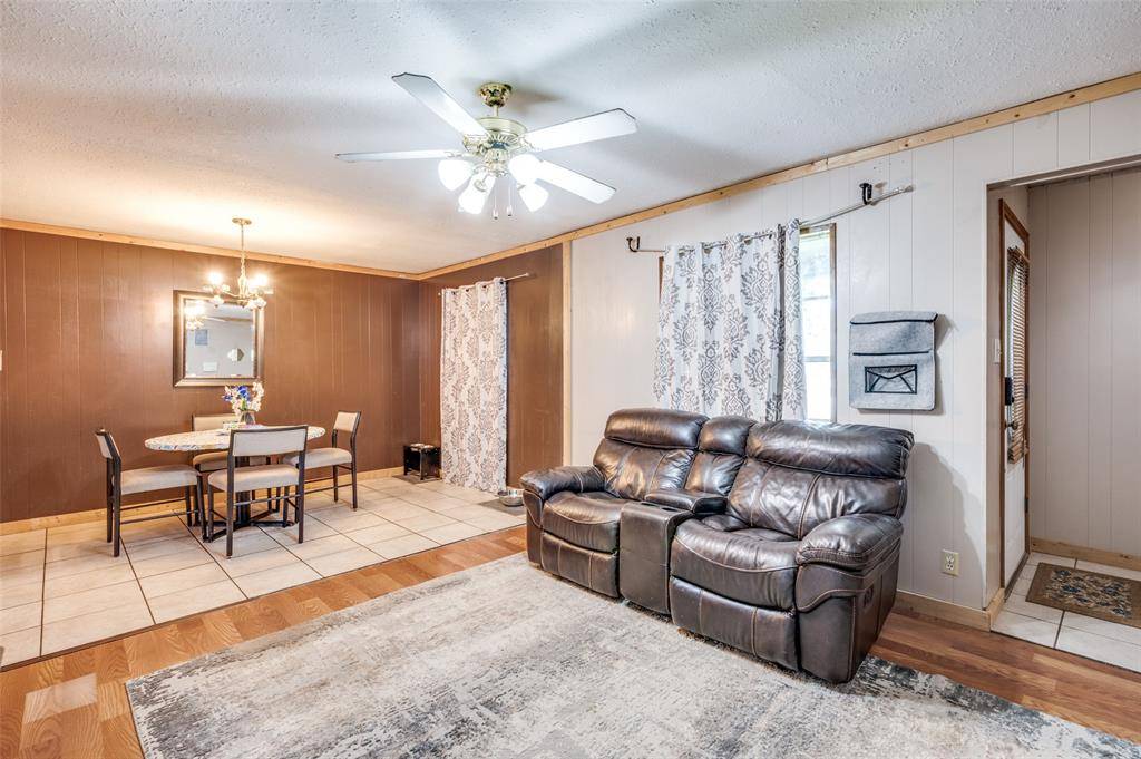 1033 Lydick Lane, River Oaks, TX 76114