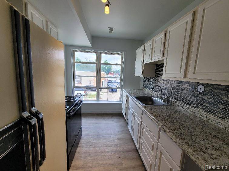 2802 Fenton RD, Flint, MI 48507