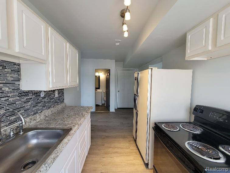 2802 Fenton RD, Flint, MI 48507