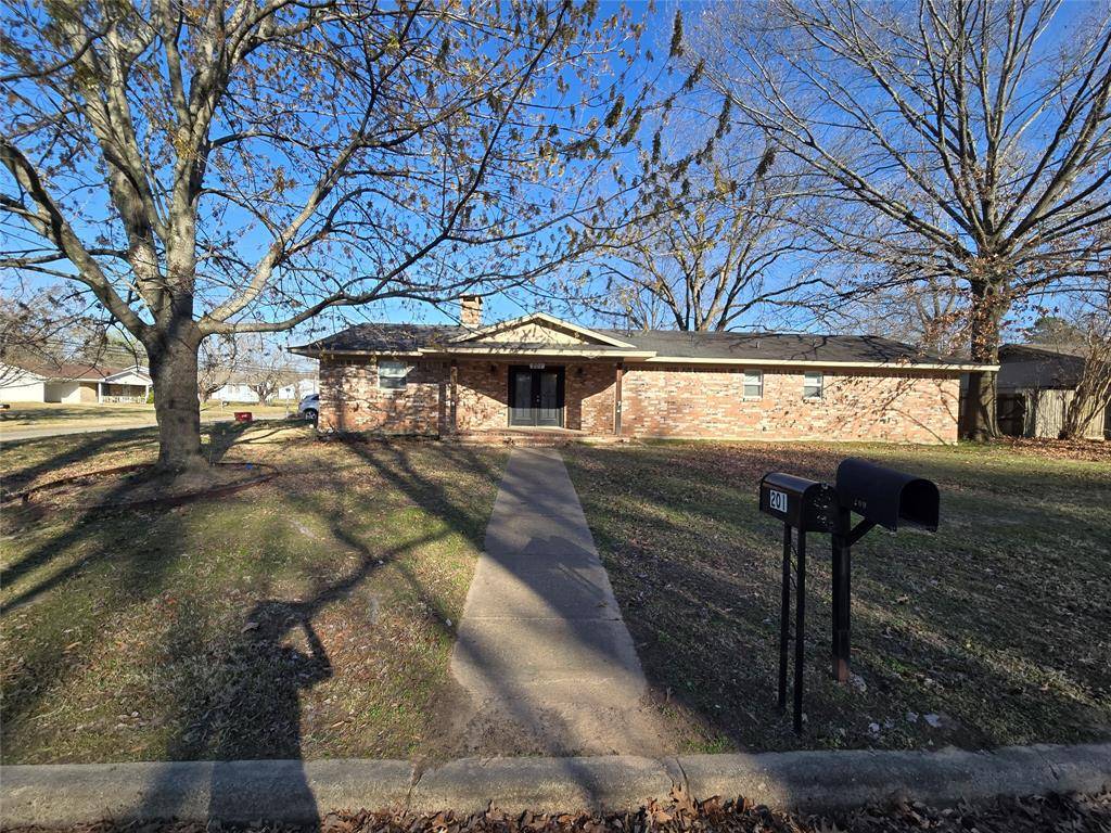 201 Robin Way Street, Mount Vernon, TX 75457